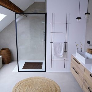 Der Ebenerdige Warmduscher mit Bambus Cover in einer Dusche mit Glastrennwand
