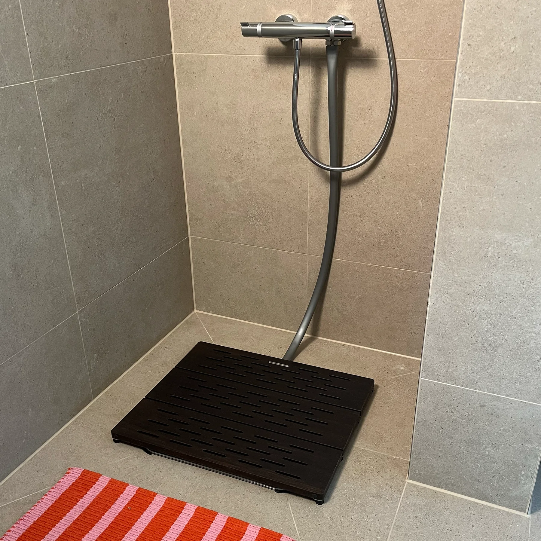Warmduscher Original Gesamtansicht in Dusche mit hansgrohe Mischbatterie