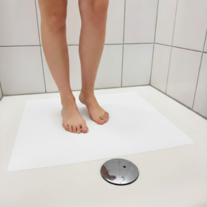 Frau in Dusche auf Warmduscher Antirutsch Folie
