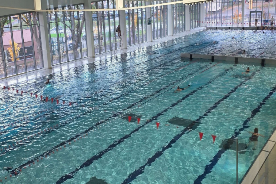 Blick in das Aqualens Schwimmbad in Frankreich in dem Showersave verbaut wurde