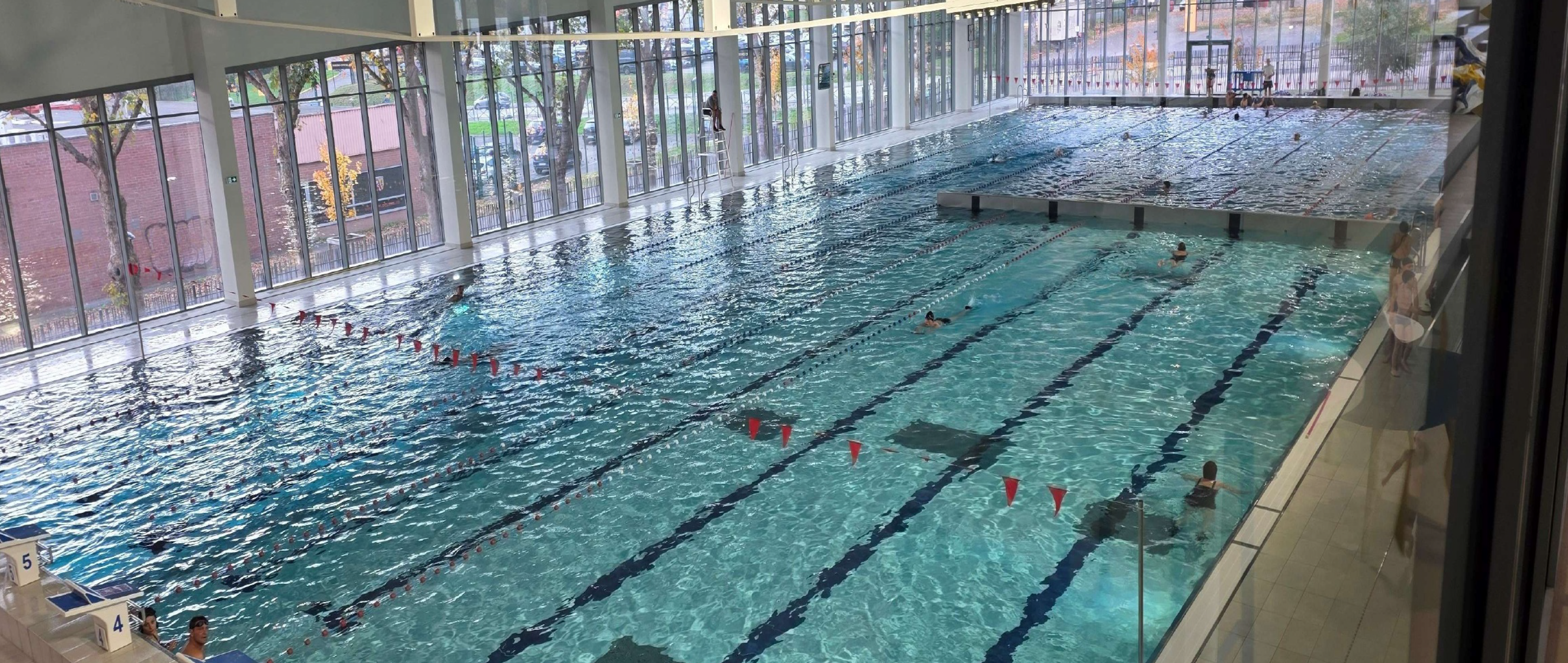 Blick in das Aqualens Schwimmbad in Frankreich in dem Showersave verbaut wurde